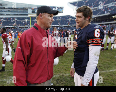 Arizona Cardinals entraîneur Ken Whisenhunt (L) parle avec Chicago Bears quarterback Jay Cutler le jeu à Soldier Field, à Chicago le 8 novembre 2009. Les cardinaux a gagné 41-21. UPI/Brian Kersey Banque D'Images