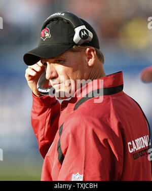 Arizona Cardinals l'entraîneur-chef Ken Whisenhunt se tient à l'écart pendant le troisième trimestre par rapport à l'ours de Chicago à Soldier Field, à Chicago le 8 novembre 2009. Les cardinaux a gagné 41-21. UPI/Brian Kersey Banque D'Images
