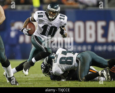 Philadelphia Eagles receveur DeSean Jackson court pour un 9-cour gain sur une passe lancée par le quart-arrière Donovan McNabb au cours du quatrième trimestre par rapport à l'ours de Chicago à Soldier Field, à Chicago le 22 novembre 2009. L'Eagles a gagné 24-20. UPI/Brian Kersey Banque D'Images