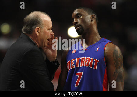 Detroit Pistons entraîneur-chef John Kuester (L) parle à Ben Gordon garde comme ils jouent les Chicago Bulls lors du premier trimestre à l'United Center de Chicago le 2 décembre 2009. UPI/Brian Kersey Banque D'Images