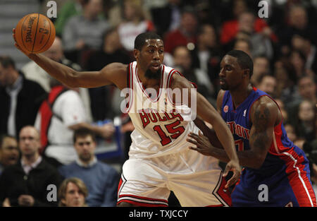 Chicago Bulls guard John Salmons gère la balle comme Detroit Pistons guard Ben Gordon défend au cours du premier trimestre à l'United Center de Chicago le 2 décembre 2009. UPI/Brian Kersey Banque D'Images