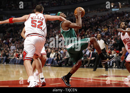 Chicago Bulls' Brad Miller (L) fautes Boston Celtics' Rajon Rondo au cours du premier trimestre à l'United Center de Chicago le 12 décembre 2009. UPI/Brian Kersey Banque D'Images