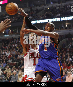New York Knicks guard Chris Duhon (R) des plats le ballon comme il conduit passé garde Chicago Bulls Derrick Rose au cours du premier trimestre à l'United Center de Chicago le 17 décembre 2009. UPI/Brian Kersey Banque D'Images