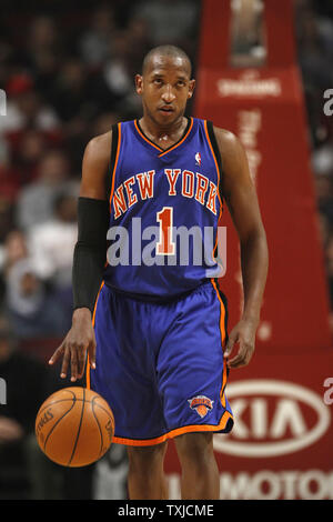 New York Knicks guard Chris Duhon ouvre le bal au cours du premier trimestre contre les Chicago Bulls à l'United Center de Chicago le 17 décembre 2009. Les Bulls a gagné 98-89. UPI/Brian Kersey Banque D'Images