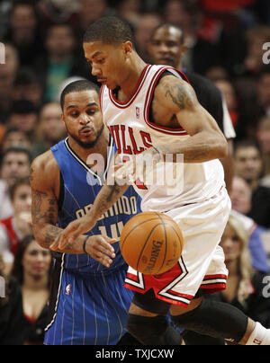 Garde Chicago Bulls Derrick Rose (R) dribbles aroung garde Orlando Magic Jameer Nelson au cours du deuxième trimestre à l'United Center de Chicago le 2 janvier 2010. UPI/Brian Kersey Banque D'Images
