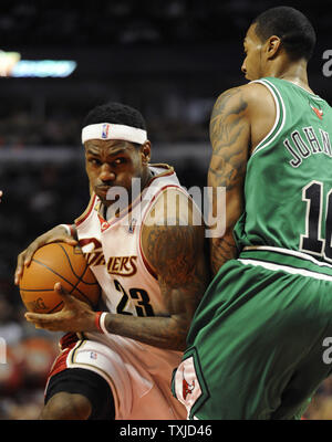 Cleveland Cavaliers' LeBron James durs sur Chicago Bulls' James Johnson au cours du deuxième trimestre à l'United Center de Chicago le 19 mars 2010. UPI/Brian Kersey Banque D'Images