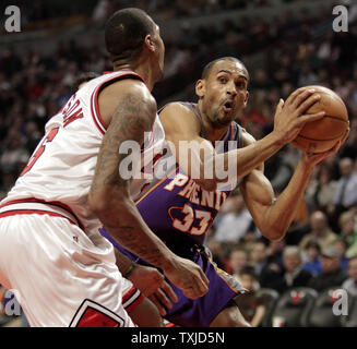 Phoenix Suns avant Grant Hill (R) est de faire un passage autour de la garde des Chicago Bulls Derrick Rose au cours du premier trimestre à l'United Center de Chicago le 30 mars 2010. UPI/Brian Kersey Banque D'Images