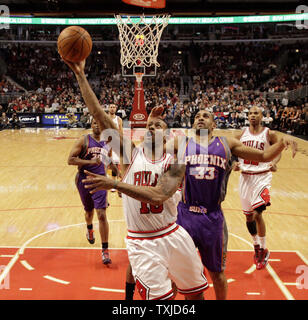 Chicago Bulls avant James Johnson (L) va jusqu'à un licenciement comme Phoenix Suns avant Grant Hill défend au cours du premier semestre à l'United Center de Chicago le 30 mars 2010. Les Suns a gagné 111-105. UPI/Brian Kersey Banque D'Images