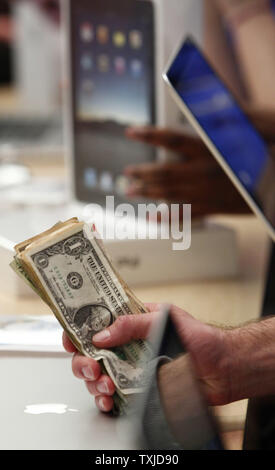 Les caissiers peuvent représenter des ipad à Apple Computer's Avenue Nord Michgan store à Chicago le 3 avril 2010. La nouvelle tablette d'Apple est en vente samedi à l'usine de plus de 200 points de vente au détail aux États-Unis, ainsi que de nombreux magasins Best Buy. UPI/Brian Kersey Banque D'Images