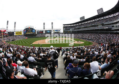 Fans prendre dans les White Sox de Chicago Cleveland Indians Journée d'ouverture au jeu U.S. Cellular Field de Chicago le 5 avril 2010. Les White Sox ont remporté 6-0. UPI/Brian Kersey Banque D'Images