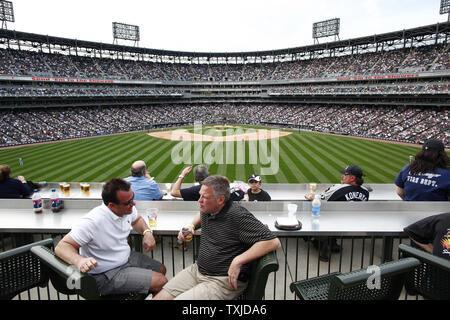 Fans prendre dans les White Sox de Chicago Cleveland Indians Journée d'ouverture au jeu U.S. Cellular Field de Chicago le 5 avril 2010. Les White Sox ont remporté 6-0. UPI/Brian Kersey Banque D'Images