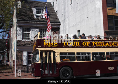 Les touristes dans le Big Bus double-decker véhicule en passant en face de la maison de Betsy Ross à Philadelphie, PA, USA Banque D'Images