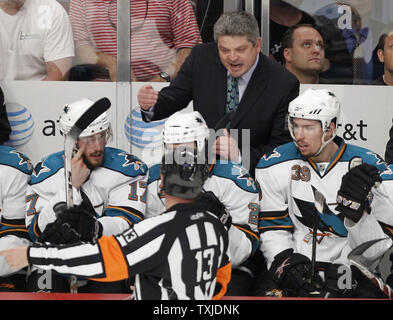 San Jose Sharks entraîneur en chef Todd McLellan parle à l'arbitre pendant la première période de jeu 4 de la Finale de l'ouest de la LNH contre les Blackhawks de Chicago à l'United Center de Chicago le 23 mai 2010. Les Blackhawks ont remporté 4-2, balayant les requins, pour passer à la finale de la Coupe Stanley. UPI/Brian Kersey Banque D'Images