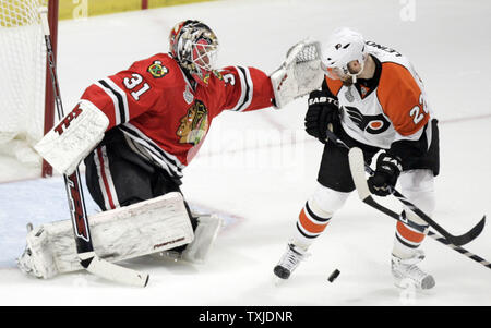 L'aile gauche des Flyers de Philadelphie Ville Leino (22) tire sur le gardien des Blackhawks de Chicago Antti Niemi (31) au cours de la première période de jeu 1 de la finale de la Coupe Stanley de 2010 à l'United Center de Chicago, le 29 mai 2010. (UPI Photo/Mark Cowan) Banque D'Images