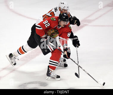 L'aile droite des Blackhawks de Chicago Tomad Kopecky (82) efface la rondelle à l'écart de l'aile gauche des Flyers de Philadelphie Ville Leino (22) au cours de la première période de jeu 1 de la finale de la Coupe Stanley de 2010 à l'United Center de Chicago, le 29 mai 2010. (UPI Photo/Mark Cowan) Banque D'Images