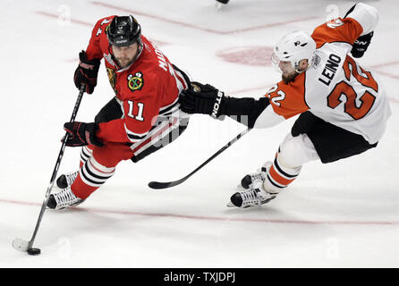 L'aile gauche des Flyers de Philadelphie Ville Leino (22) tente d'arrêter centre Blackhawks de Chicago John Madden (11) au cours de la troisième période de jeu 1 de la finale de la Coupe Stanley de 2010 à l'United Center de Chicago, le 29 mai 2010. Les Blackhawks défait les Flyers 6-5 pour prendre une avance dans le meilleur des sept séries. (UPI Photo/Mark Cowan) Banque D'Images