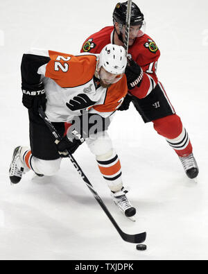 L'aile gauche des Flyers de Philadelphie Ville Leino (22) est frappé par Blackhawks de Chicago center Jonathan Toews (19) au cours de la troisième période de jeu 1 de la finale de la Coupe Stanley de 2010 à l'United Center de Chicago, le 29 mai 2010. Les Blackhawks défait les Flyers 6-5 pour prendre une avance dans le meilleur des sept séries. (UPI Photo/Mark Cowan) Banque D'Images