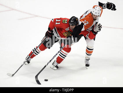 L'aile gauche des Flyers de Philadelphie Ville Leino (22) et centre des Blackhawks de Chicago John Madden (11) lutte pour une rondelle lâche au cours de la troisième période de jeu 1 de la finale de la Coupe Stanley de 2010 à l'United Center de Chicago, le 29 mai 2010. Les Blackhawks défait les Flyers 6-5 pour prendre une avance dans le meilleur des sept séries. (UPI Photo/Mark Cowan) Banque D'Images