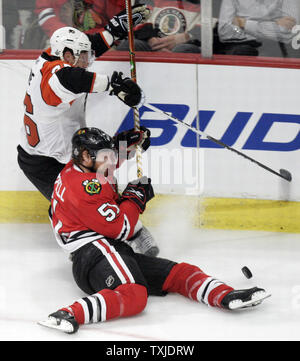 Centre des Flyers de Philadelphie Darroll Powe (36) et le défenseur des Blackhawks de Chicago Brian Campbell (51) sur les cartes à la poursuite d'un rondelle lâche au cours de la troisième période de jeu 2 de la finale de la Coupe Stanley de 2010 à l'United Center de Chicago, le 31 mai 2010. Les Blackhawks défait les Flyers 2-1 de prendre un plomb 2-0 dans le meilleur des sept séries. (UPI Photo/Mark Cowan) Banque D'Images