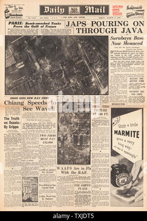 1942 front page Daily Mail Bataille pour Java et RAF bombarder Paris Banque D'Images