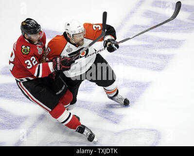 Centre des Flyers de Philadelphie Darroll Powe (36 batailles) Blackhawks de Chicago aile gauche Kris Versteeg (32) pour une rondelle lâche pendant la deuxième période de Match 5 de la finale de la Coupe Stanley de 2010 à l'United Center de Chicago, le 6 juin 2010. (UPI Photo/Mark Cowan) Banque D'Images