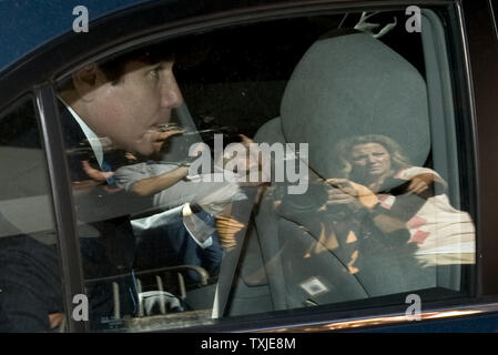 Ancien Illinois Gov. Rod Blagojevich regarde par la fenêtre d'une voiture pendant qu'il part de la Cour fédérale après avoir entendu que le jury ne peut convenir à l'unanimité sur tous les points au cours de son procès pour corruption à Chicago le 11 août 2010. Le jury s'attendait à Blagojevich pour poursuivre les délibérations. UPI/Stephen J. Carrera Banque D'Images