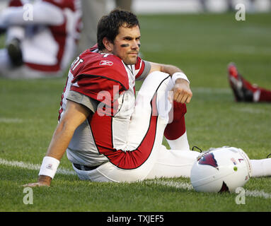 Arizona Cardinals Quarterback Matt Leinart s'étend au cours de l'échauffement avant un match pré-saison contre les ours de Chicago à Soldier Field, à Chicago le 28 août 2010. UPI/Brian Kersey Banque D'Images