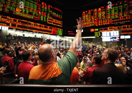 Traders travaillent dans l'Indice S&P 500 de fosse à terme à la CME Group à Chicago le 21 septembre 2010. La Federal Reserve Open Market Committee a laissé ses taux d'intérêt de référence inchangé et déclaré qu'il était préoccupé par la déflation potentielle, laissant entendre qu'il peut étendre ses achats d'obligations du gouvernement. UPI/Brian Kersey Banque D'Images