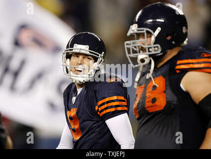 Ours de Chicago place kicker Robbie Gould (L) sourire alors qu'il marche hors du terrain après le coup de pied botté de gagnants au cours de dernières secondes du quatrième quart contre les Packers de Green Bay à Soldier Field, à Chicago le 27 septembre 2010. Les ours a gagné 20-17. UPI/Brian Kersey Banque D'Images