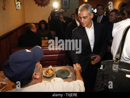 Ancien chef de cabinet de la Maison Blanche Rahm Emanuel accueille les gens à Nuevo Leon Restaurant à Chicago quartier de Pilsen le 4 octobre 2010. Emanuel a quitté l'administration Obama, chef de cabinet vendredi pour explorer la possibilité d'exécuter pour le maire de Chicago après le maire actuel, Richard M. Daley a déclaré qu'il ne briguerait pas sa réélection. UPI/Brian Kersey Banque D'Images