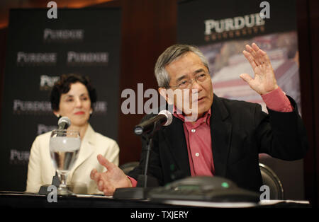 Professeur de chimie à l'Université Purdue, ei-ichi Negishi parle lors d'une conférence de presse à West Lafayette (Indiana) le 6 octobre 2010. Richard F. Heck rejoint Negishi et Akira Suzuki en remportant le Prix Nobel de chimie 2010 pour 'accouplements croix palladium en synthèse organique". UPI/Brian Kersey Banque D'Images