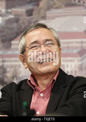 Professeur de chimie à l'Université Purdue, ei-ichi Negishi sourit lors d'une conférence de presse à West Lafayette (Indiana) le 6 octobre 2010. Richard F. Heck rejoint Negishi et Akira Suzuki en remportant le Prix Nobel de chimie 2010 pour 'accouplements croix palladium en synthèse organique". UPI/Brian Kersey Banque D'Images