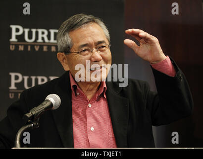 Professeur de chimie à l'Université Purdue, ei-ichi Negishi parle lors d'une conférence de presse à West Lafayette (Indiana) le 6 octobre 2010. Richard F. Heck rejoint Negishi et Akira Suzuki en remportant le Prix Nobel de chimie 2010 pour 'accouplements croix palladium en synthèse organique". UPI/Brian Kersey Banque D'Images