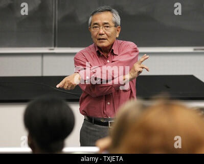 Professeur de chimie à l'Université Purdue, ei-ichi Negishi sa deuxième enseigne la chimie organique classe dans West Lafayette (Indiana) le 6 octobre 2010. Richard F. Heck rejoint Negishi et Akira Suzuki en remportant le Prix Nobel de chimie 2010 pour 'accouplements croix palladium en synthèse organique". UPI/Brian Kersey Banque D'Images