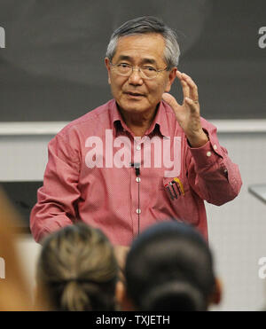 Professeur de chimie à l'Université Purdue, ei-ichi Negishi sa deuxième enseigne la chimie organique classe dans West Lafayette (Indiana) le 6 octobre 2010. Richard F. Heck rejoint Negishi et Akira Suzuki en remportant le Prix Nobel de chimie 2010 pour 'accouplements croix palladium en synthèse organique". UPI/Brian Kersey Banque D'Images