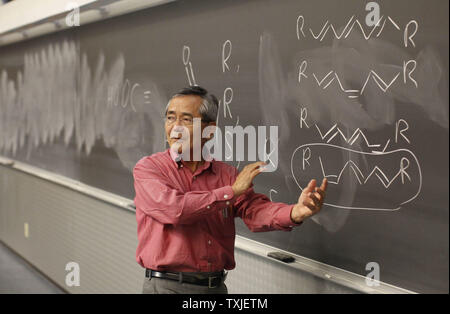 Professeur de chimie à l'Université Purdue, ei-ichi Negishi sa deuxième enseigne la chimie organique classe dans West Lafayette (Indiana) le 6 octobre 2010. Richard F. Heck rejoint Negishi et Akira Suzuki en remportant le Prix Nobel de chimie 2010 pour 'accouplements croix palladium en synthèse organique". UPI/Brian Kersey Banque D'Images