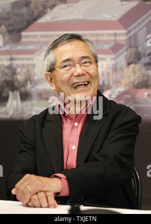 Professeur de chimie à l'Université Purdue, ei-ichi Negishi parle lors d'une conférence de presse à West Lafayette (Indiana) le 6 octobre 2010. Richard F. Heck rejoint Negishi et Akira Suzuki en remportant le Prix Nobel de chimie 2010 pour 'accouplements croix palladium en synthèse organique". UPI/Brian Kersey Banque D'Images