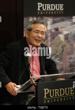 Professeur de chimie à l'Université Purdue, ei-ichi Negishi parle lors d'une conférence de presse à West Lafayette (Indiana) le 6 octobre 2010. Richard F. Heck rejoint Negishi et Akira Suzuki en remportant le Prix Nobel de chimie 2010 pour 'accouplements croix palladium en synthèse organique". UPI/Brian Kersey Banque D'Images