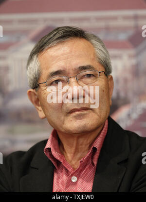 Professeur de chimie à l'Université Purdue, ei-ichi Negishi est assis à une conférence de presse à West Lafayette (Indiana) le 6 octobre 2010. Richard F. Heck rejoint Negishi et Akira Suzuki en remportant le Prix Nobel de chimie 2010 pour 'accouplements croix palladium en synthèse organique". UPI/Brian Kersey Banque D'Images