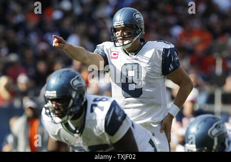 Seattle Seahawks Quarterback Matt Hasselback points à l'ours de Chicago défense nationale lorsqu'il s'approche de la ligne de mêlée au cours du quatrième trimestre à Soldier Field, à Chicago le 17 octobre 2010. Les Seahawks a gagné 23-20. UPI/Brian Kersey Banque D'Images