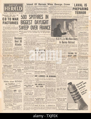 1942 front page Daily Herald formes Laval nouveau Cabinet dans la France de Vichy, Spitfires de la RAF Nord raid la France et le roi George VI awards Malte la Croix de George Banque D'Images