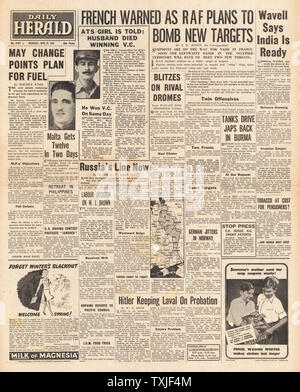 1942 front page Daily Herald des raids de bombardement de la RAF en France Banque D'Images