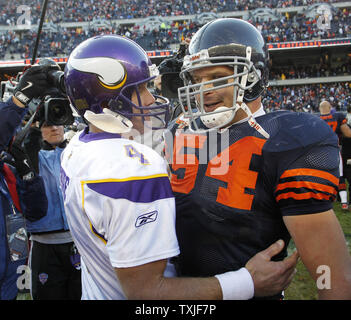 Minnesota Vikings quarterback Brett Favre (L) et Chicago Bears secondeur Brian Urlacher hug après leur jeu à Soldier Field, à Chicago le 14 novembre 2010. Les ours a gagné 27-13. UPI/Brian Kersey Banque D'Images