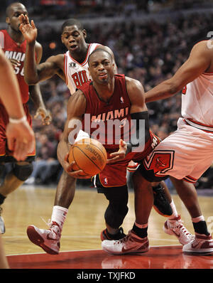 Miami Heat guard Dwyane Wade (3) tombe comme il conduit par Chicago Bulls guard Ronnie Brewer au cours du deuxième trimestre à l'United Center de Chicago le 15 janvier 2011. UPI/Brian Kersey Banque D'Images