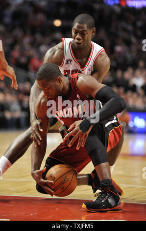 Miami Heat guard Dwyane Wade (avant) et Chicago Bulls guard Ronnie Brewer aller pour une balle lâche au cours du quatrième trimestre à l'United Center de Chicago le 15 janvier 2011. Les Bulls a gagné 99-96. UPI/Brian Kersey Banque D'Images