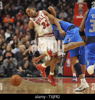 Chicago Bulls guard C. J. Watson perd la balle comme l'avant Dallas Mavericks Shawn Marion tombe au cours du deuxième trimestre à l'United Center de Chicago le 20 janvier 2011. UPI/Brian Kersey Banque D'Images