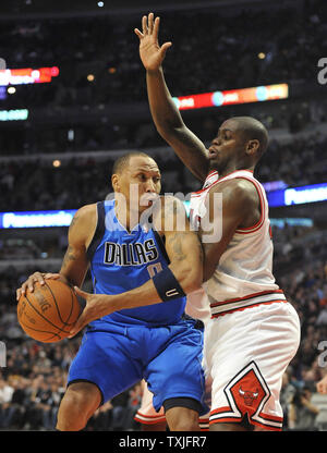 L'avant Dallas Mavericks Shawn Marion (L) essaie de marquer comme Chicago Bulls Ronnie Brewer défend au cours du deuxième trimestre à l'United Center de Chicago le 20 janvier 2011. UPI/Brian Kersey Banque D'Images