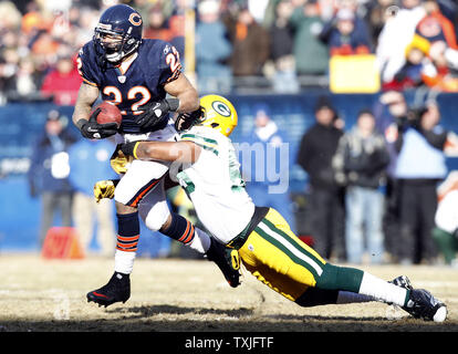 Ours de Chicago d'utiliser de nouveau Matt Forte (22) est présenté par Green Bay Packers linebacker Desmond Bishop (55) au cours du premier trimestre de leur match de championnat NFC à Soldier Field, à Chicago le 23 janvier 2011. UPI /Mark Cowan Banque D'Images