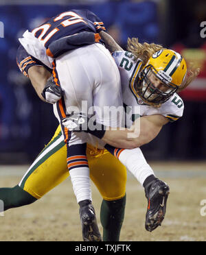 Ours de Chicago d'utiliser de nouveau Matt Forte (22) est suspendu par Green Bay Packers linebacker Clay Matthews (52) au cours du quatrième trimestre de leur match de championnat NFC à Soldier Field, à Chicago le 23 janvier 2011. UPI /Mark Cowan Banque D'Images