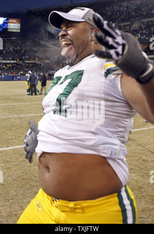 Green Bay Packers défensive fin Cullen Jenkins (77) célèbre pendant qu'il marche hors du terrain après les packers défait les Chicago Bears 21-14 dans le match de championnat NFC à Soldier Field, à Chicago le 23 janvier 2011. UPI /Mark Cowan Banque D'Images